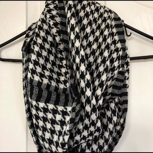 Beautiful infinity scarf houndstooth black & white